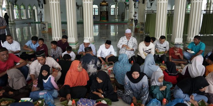 Wagub Dek Fadh Hadiri Maulid Bersama Ratusan Anak Yatim di Teupin Raya