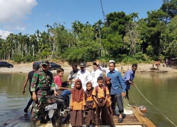 Jembatan Putus, Puluhan Siswa Siron Blang Harus Menggunakan Rakit Menuju Sekolah