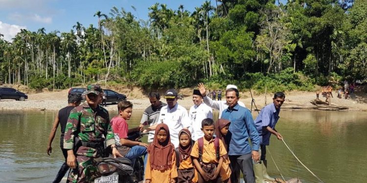 Jembatan Putus, Puluhan Siswa Siron Blang Harus Menggunakan Rakit Menuju Sekolah