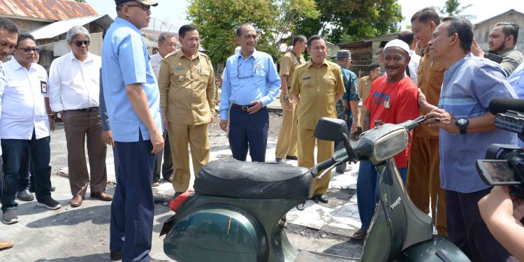 Tiba di Sabang, Nova Serahkan Bantuan untuk Korban Kebakaran