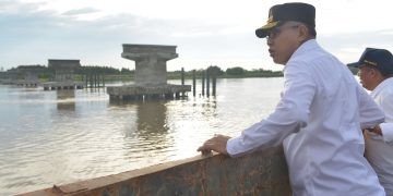 Plt Gubernur Tinjau Pembangunan Jembatan Kilangan-Kuala Baru