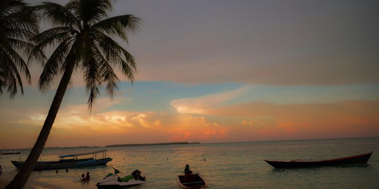 Pesona Senja di Pulau Pantai Panjang