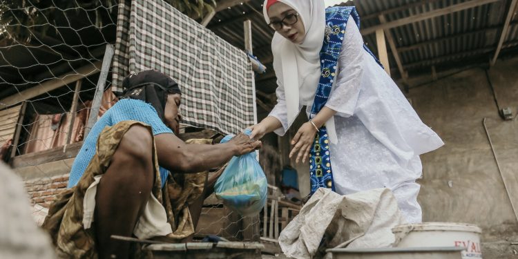 Foto-Foto Ketua BKMT Aceh menyerah Sembako