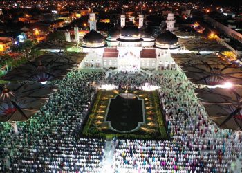 Foto – Foto Tarawih Pertama di Masjid Raya Baiturrahman