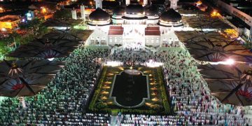 Foto – Foto Tarawih Pertama di Masjid Raya Baiturrahman
