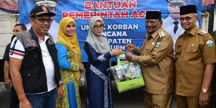 Pemerintah Aceh Serahkan Bantuan Untuk Korban Puting Beliung di Bireuen