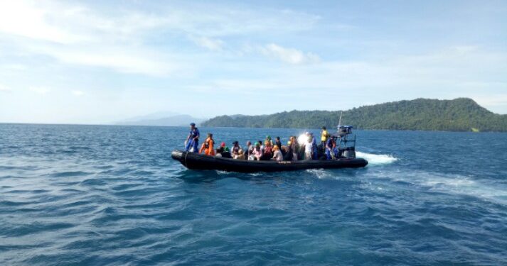 Tim Sar Evakuasi 30 Penumpang Kapal Tenggelam di Pulo Aceh