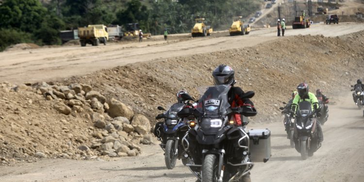 Menggunakan Moge Plt. Gubernur Meninjau Jalan Tol