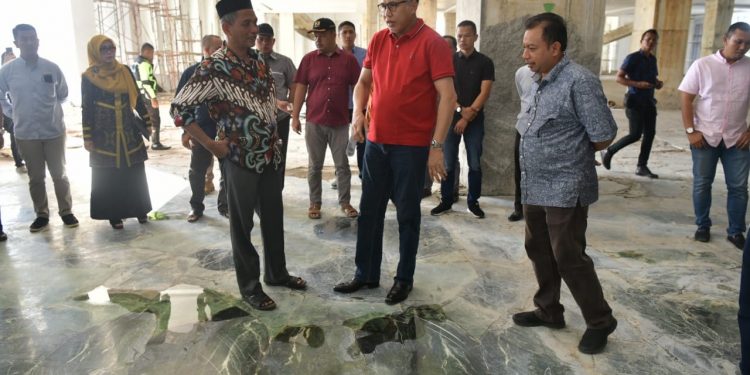 Plt Gubernur Tinjau Pembangunan Masjid Giok