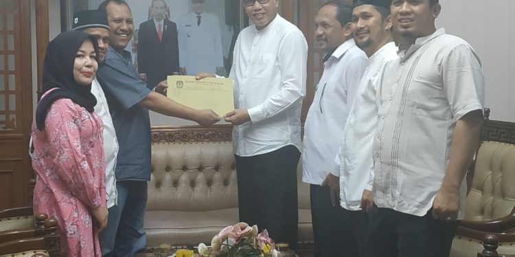Plt Gubernur Terima Dokumen Calon Anggota DPRA Terpilih dari KIP