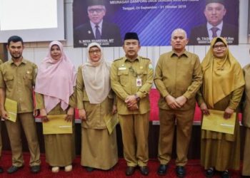 Sekda Serahkan 235 SK Kenaikan Pangkat dan Pensiun, ASN: Ini Sejarah Baru