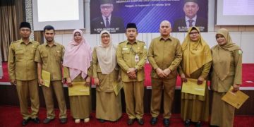 Sekda Serahkan 235 SK Kenaikan Pangkat dan Pensiun, ASN: Ini Sejarah Baru