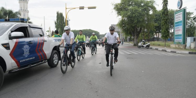 Ikut Gowes Bersama Ribuan Warga, Plt Gubernur Finish Urutan Pertama