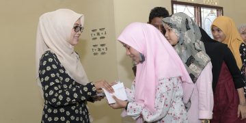 Dyah Erti Santuni Anak Panti