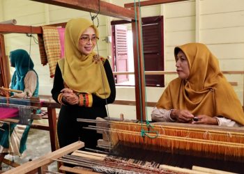 Dekranasda Apresiasi  BI Kembangkan Kerajin Tenun Aceh