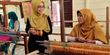 Dekranasda Apresiasi  BI Kembangkan Kerajin Tenun Aceh