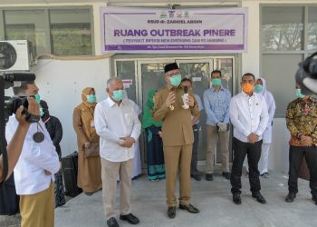 Plt Gubernur Semangati Tim Medis di Ruang Pinere
