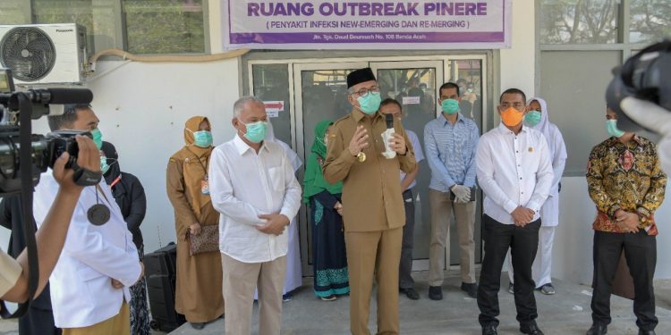 Plt Gubernur Semangati Tim Medis di Ruang Pinere