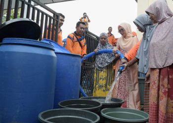 Wakil Ketua PKK Aceh Bawa Air untuk Masyarakat Lambaro Seubon