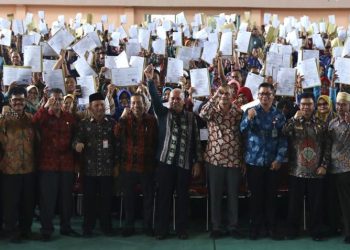 Sekda Aceh Serahkan 2.602 SK Kenaikan Pangkat dan Pensiunan ASN