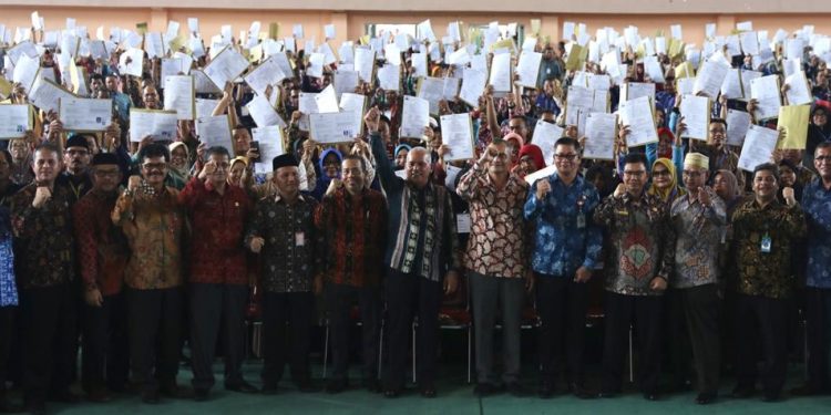 Sekda Aceh Serahkan 2.602 SK Kenaikan Pangkat dan Pensiunan ASN