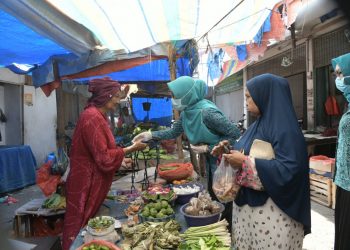 Antisipasi Covid-19, PKK Aceh Bagi Masker untuk Pedagang di Pasar Uleekareng