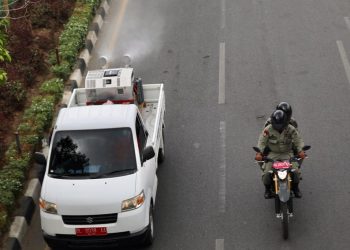 Dinkes Aceh Semprot Disinfektan di Dua Jalan Protokol