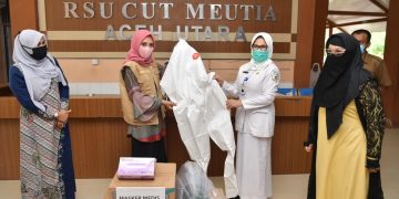 Dyah Serahkan APD ke RSUD Cut Meutia dan RSUD Fauziah