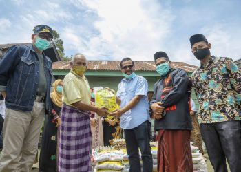 Plt Gubernur Bagikan Bantuan Sembako untuk Masyarakat Terdampak Covid-19 di Bener Meriah