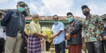 Plt Gubernur Bagikan Bantuan Sembako untuk Masyarakat Terdampak Covid-19 di Bener Meriah