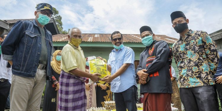 Plt Gubernur Bagikan Bantuan Sembako untuk Masyarakat Terdampak Covid-19 di Bener Meriah