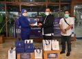 Asisten II Setda Aceh, T. Ahmad Dadek didampingi Kepala Biro Humas dan Protokol Setda Aceh Muhammad Iswanto, menerima paket hand sanitizer yang bakal disalurkan kepada petugas medis dari Nur Akmal, SPV Promosi Inez Cosmetic Aceh, jumat, 8/5