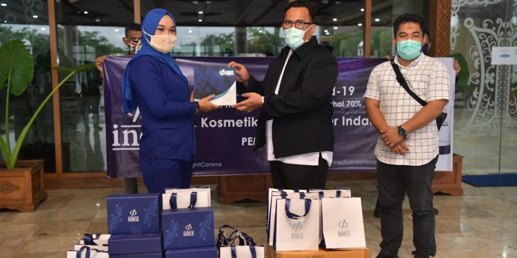 Asisten II Setda Aceh, T. Ahmad Dadek didampingi Kepala Biro Humas dan Protokol Setda Aceh Muhammad Iswanto, menerima paket hand sanitizer yang bakal disalurkan kepada petugas medis dari Nur Akmal, SPV Promosi Inez Cosmetic Aceh, jumat, 8/5