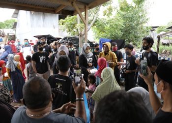 Komunitas KTP Berbagi Takjil pada Anak Pemulung di Kampung Jawa