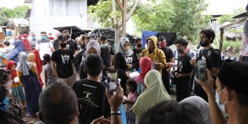 Komunitas KTP Berbagi Takjil pada Anak Pemulung di Kampung Jawa