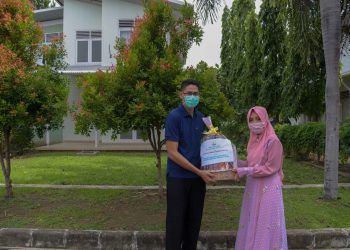 Pejabat Struktural Pemerintah Aceh Serahkan Bingkisan Lebaran untuk Petugas Medis Covid-19