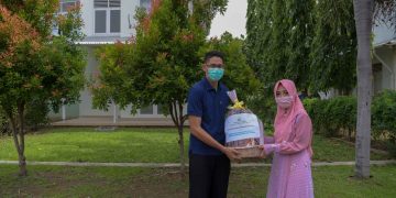 Pejabat Struktural Pemerintah Aceh Serahkan Bingkisan Lebaran untuk Petugas Medis Covid-19