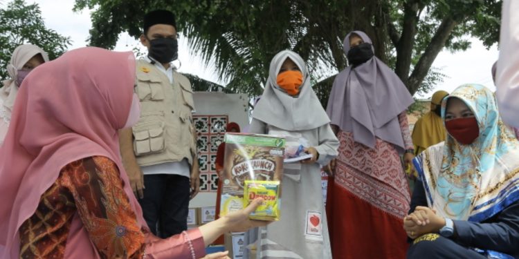 Dyah Salurkan Paket Bantuan Anak dari Global Ehsan Relief Indonesia