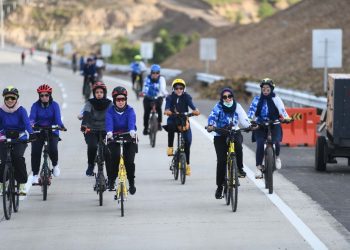 Dyah Erti Bersama Bayangkari Polda Aceh Pantau Tol Sibanceh Naik Sepeda