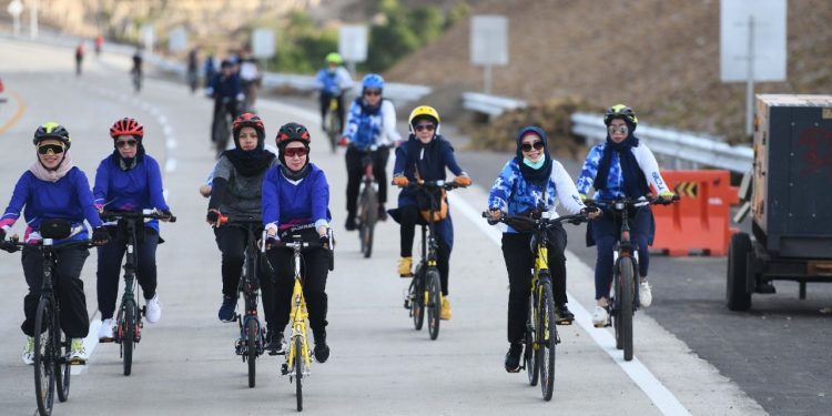 Dyah Erti Bersama Bayangkari Polda Aceh Pantau Tol Sibanceh Naik Sepeda
