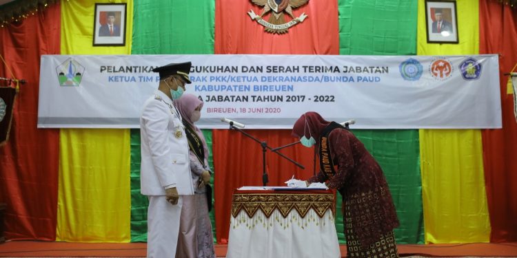 Lantik Ketua PKK Bireuen, Ini Pesan Dyah