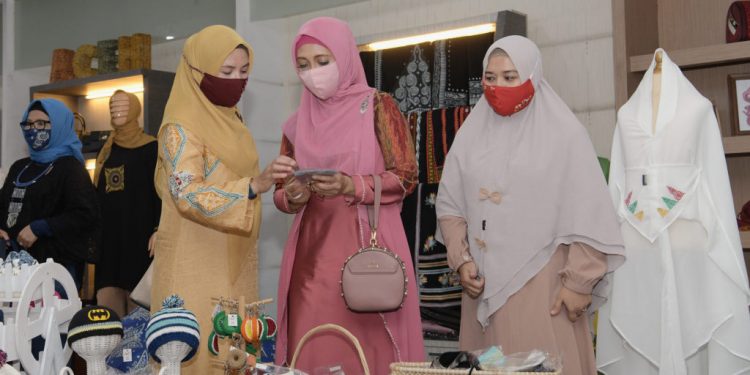 Dyah Erti Kunjungi Stan Bazar Dekranasda Aceh di Plaza Aceh Mall