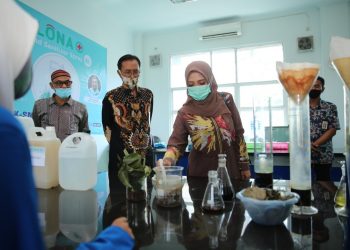 Wakil Ketua Gugus Tugas Covid-19 Apresiasi Siswa SMK-SMTI Produksi Hand Sanitizer