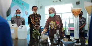 Wakil Ketua Gugus Tugas Covid-19 Apresiasi Siswa SMK-SMTI Produksi Hand Sanitizer