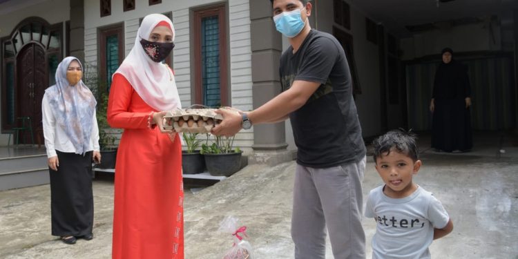 Jelang Lebaran, Dyah Antar Bingkisan ke Petugas Medis