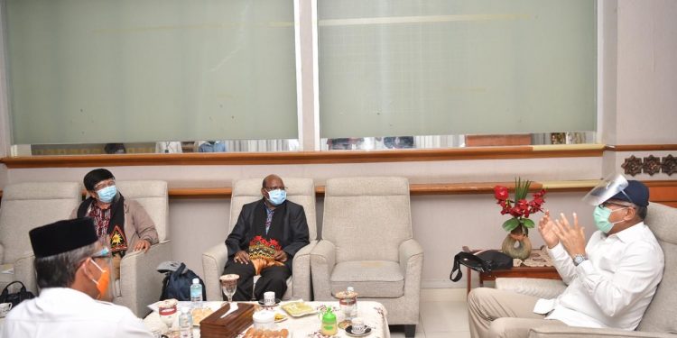 Plt Gubernur Sambut Kedatangan Rombongan Komisi Aparatur Sipil Negara di Bandara SIM