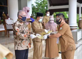 Sekda Aceh Serahkan SK Kenaikan Pangkat dan Pensiun ASN
