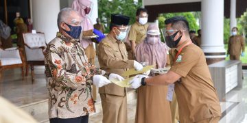 Sekda Aceh Serahkan SK Kenaikan Pangkat dan Pensiun ASN