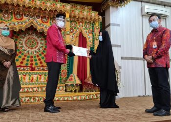 Nova Serahkan Penghargaan kepada Istri Almarhum dr. Imay Indra