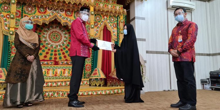 Nova Serahkan Penghargaan kepada Istri Almarhum dr. Imay Indra